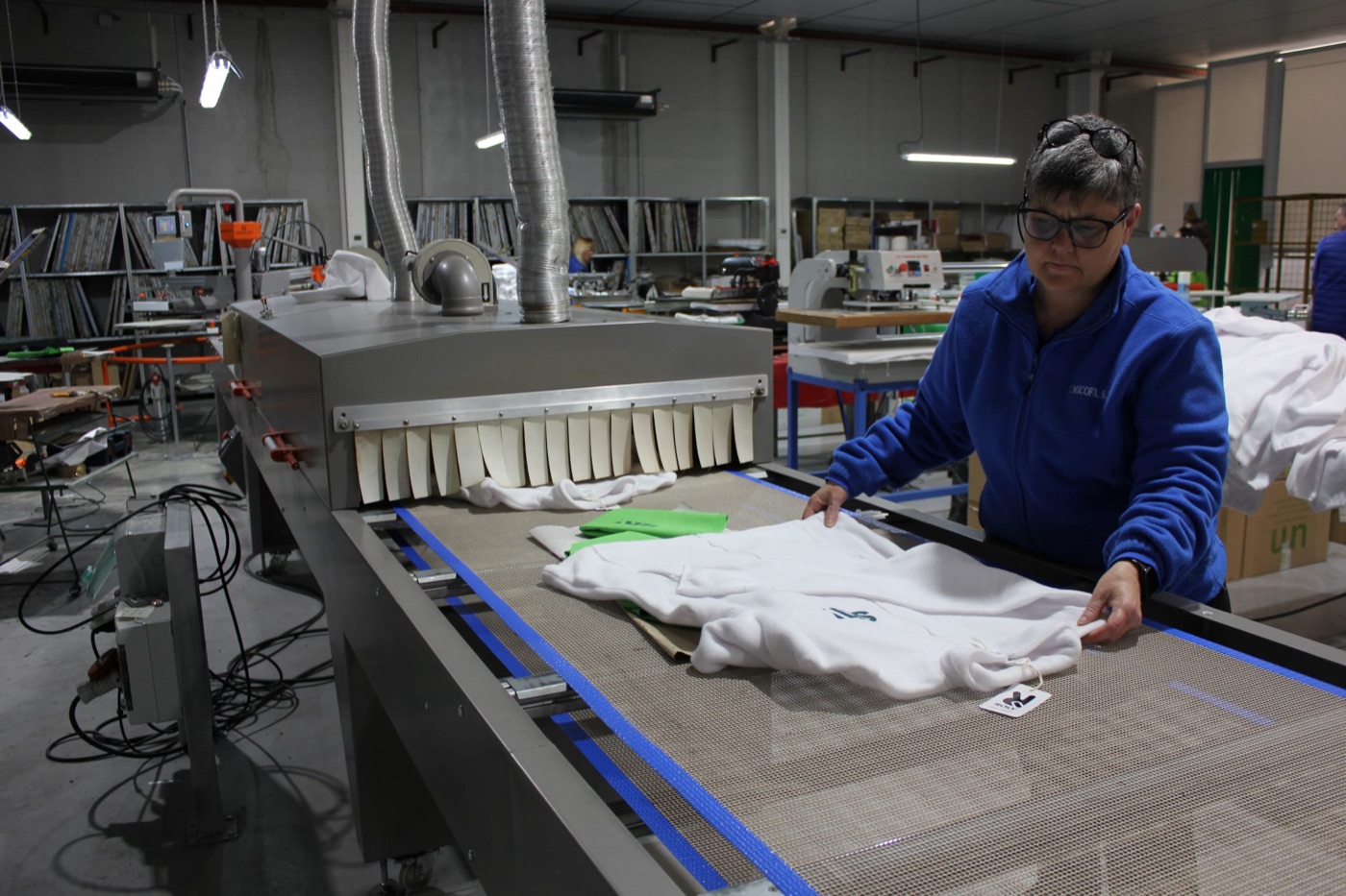 Operaria de JUMICOFA en la línea de acabado textil